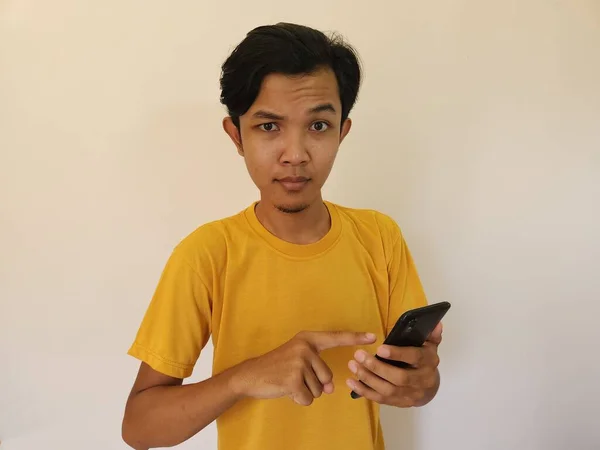 Mutlu Gülümseme Cep Telefonunda Daha Iyi Bir Uygulama Bulan Asyalı — Stok fotoğraf