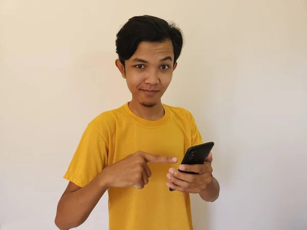 Mutlu Gülümseme Cep Telefonunda Daha Iyi Bir Uygulama Bulan Asyalı — Stok fotoğraf