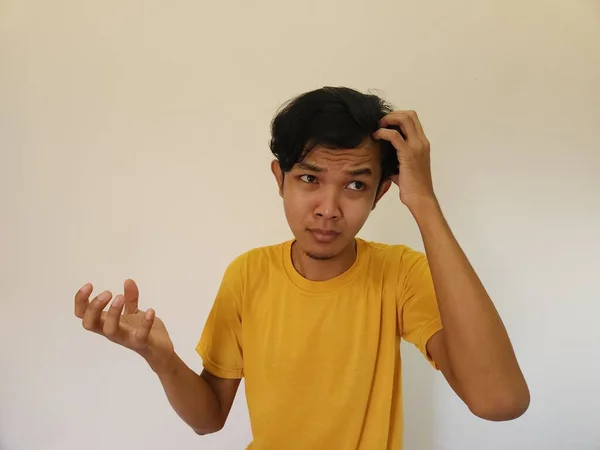 Kızgın Üzgün Asyalı Adam Beyaz Saç Rengiyle Etkileyici Değil — Stok fotoğraf