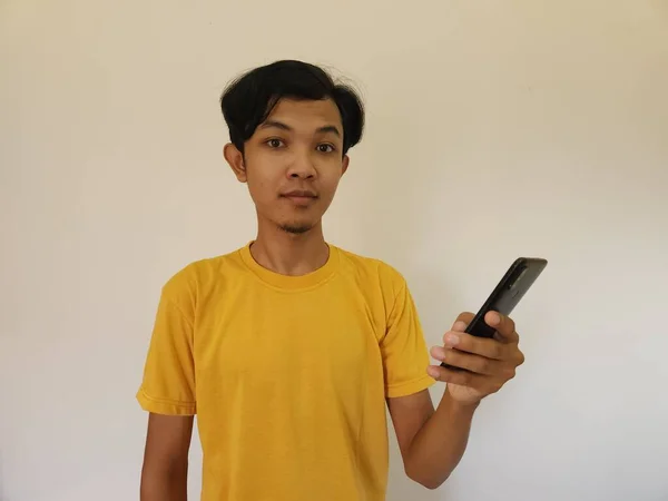 Wow Surprise Visage Asiatique Homme Utiliser Smartphone Avec Copie Espace — Photo