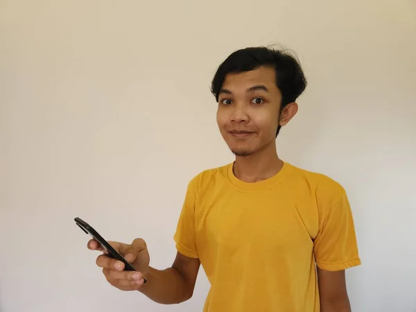 Wow Surprise Visage Asiatique Homme Utiliser Smartphone Avec Copie Espace — Photo