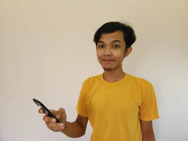 Wow Surprise Face Asian Man Use Smartphone Copy Space Advertisement — Stok fotoğraf