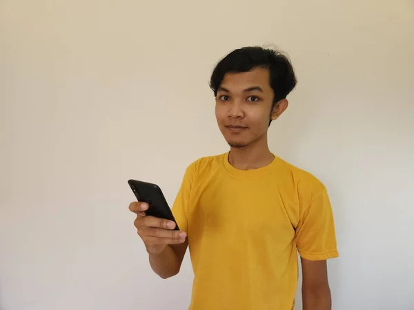 Wow Overraskende Ansikt Asiatisk Mann Bruker Smarttelefon Med Kopiplass Reklame – stockfoto