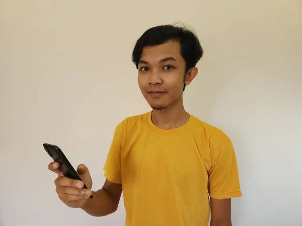 Wow Sorpresa Cara Asiático Hombre Uso Smartphone Con Copia Espacio —  Fotos de Stock