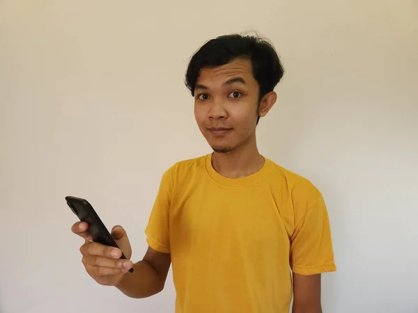 Wow Sorpresa Cara Asiático Hombre Uso Smartphone Con Copia Espacio — Foto de Stock
