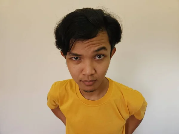 Lucu Jelas Mengintip Pria Asia Dengan Kaos Kuning Terisolasi Pada — Stok Foto