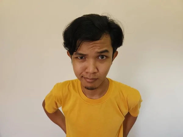 Engraçado Óbvio Espreitar Asiático Homem Amarelo Shirt Isolado Branco Fundo — Fotografia de Stock