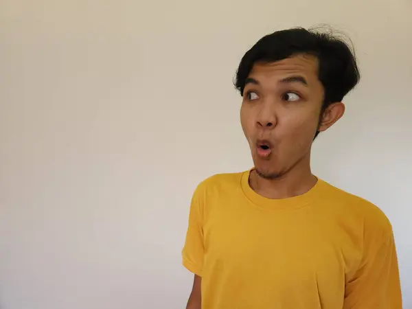 Funny Amazing Shocked Surprised Asian Man Face Advertise Isolated White — ストック写真