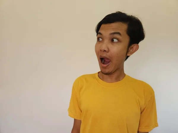 Funny Amazing Shocked Surprised Asian Man Face Advertise Isolated White — Zdjęcie stockowe