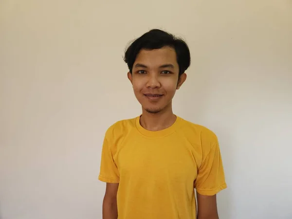 Retrato Homem Asiático Feliz Camisa Amarela Fundo Branco Isolado — Fotografia de Stock