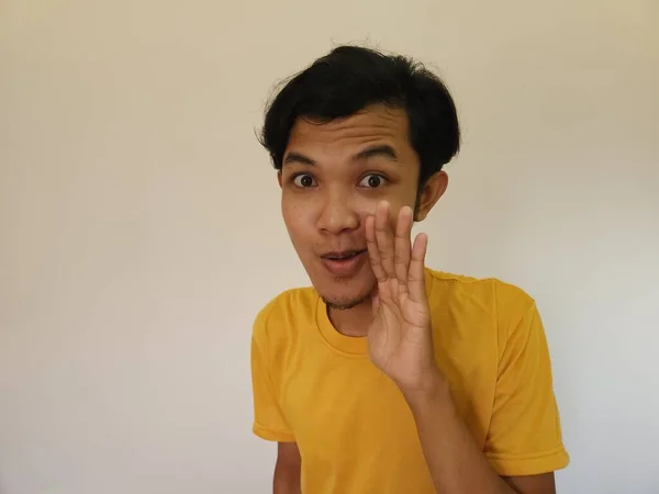 Pria Asia Berbisik Promo Rahasia Dan Gosip Terisolasi Latar Belakang — Stok Foto