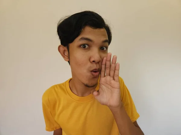 Pria Asia Berbisik Promo Rahasia Dan Gosip Terisolasi Latar Belakang — Stok Foto