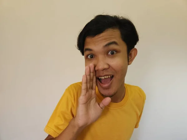 Homme Asiatique Chuchote Promo Secret Commérages Isolés Sur Fond Blanc — Photo
