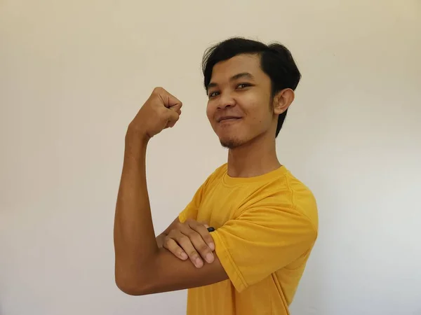 Ásia Homem Com Forte Gesto Segurar Seu Braço Muscular — Fotografia de Stock