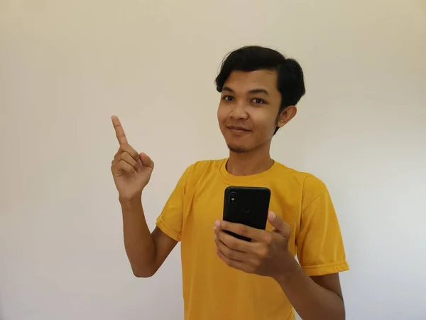 Pria Asia Menunjuk Ruang Fotokopi Seorang Pria Memegang Smartphone Latar — Stok Foto