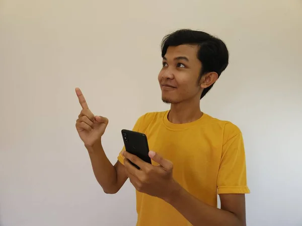 Asyalı Adam Fotokopi Alanını Işaret Ediyor Akıllı Telefon Tutan Bir — Stok fotoğraf
