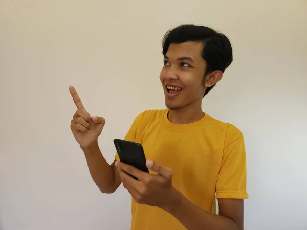 Aziatische Man Wijst Naar Kopieerruimte Een Man Met Een Smartphone — Stockfoto