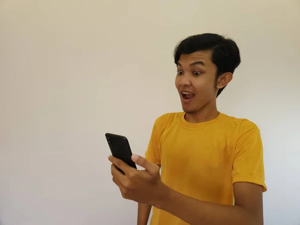 Shocked Asian Man Looking Mobile Phone — Stock Photo, Image