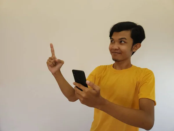 Asyalı Adam Fotokopi Alanını Işaret Ediyor Akıllı Telefon Tutan Bir — Stok fotoğraf
