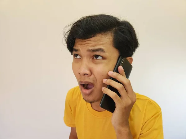 有手势的亚洲人在讲电话 连络不通 — 图库照片