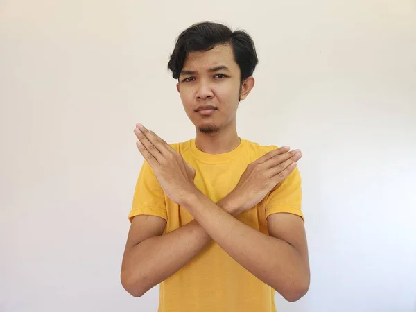 Portret Młodego Przystojnego Azjaty Pokazujący Wyraz Stop Lub Odrzucenia Krzyżujące — Zdjęcie stockowe