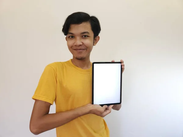 亚洲人带着平板电脑的空白屏幕表演 — 图库照片