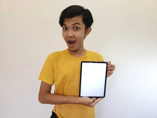 Asiatische Männershow Mit Dem Leeren Bildschirm Des Tablets — Stockfoto