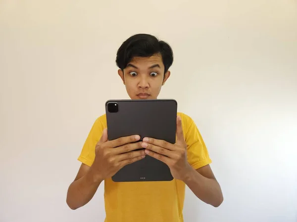 Pria Asia Yang Bahagia Dengan Menggunakan Tablet Digital Melihat Berita — Stok Foto
