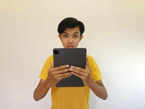 Sorprendido Hombre Asiático Feliz Utilizando Tableta Digital Mirando Las Noticias —  Fotos de Stock