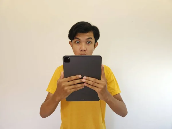 Pria Asia Yang Bahagia Dengan Menggunakan Tablet Digital Melihat Berita — Stok Foto