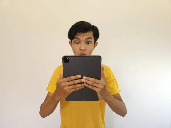 Amazed Happy Asian Man Using Digital Tablet Looking Social Media — Stock fotografie