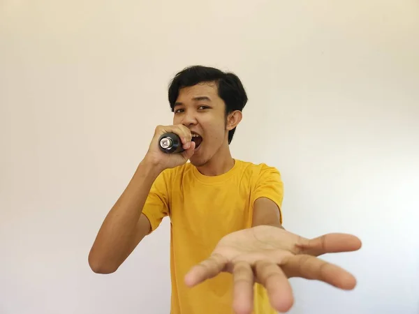 Porträtt Ung Stilig Asiatisk Man Som Sjunger Sång Med Mikrofon — Stockfoto