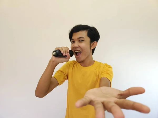 年轻英俊的亚洲男人用麦克风唱歌的肖像 开心和放松 享受这一刻 — 图库照片
