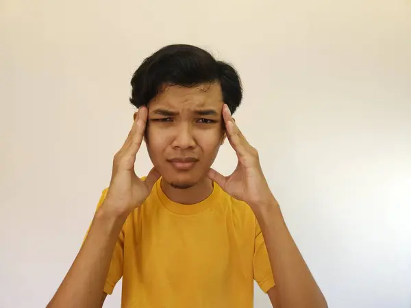 Kafasını Tutan Asyalı Bir Adam Stüdyo Portresi Acı Baş Ağrısı — Stok fotoğraf