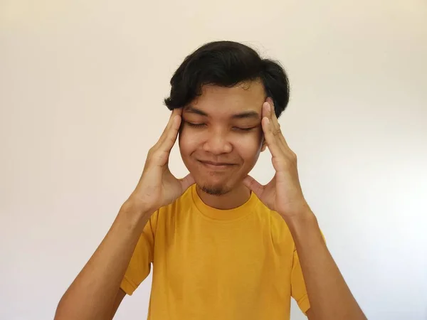Azjata Trzymający Głowę Portret Mężczyzny Bólem Głowy Gest Myślenia — Zdjęcie stockowe