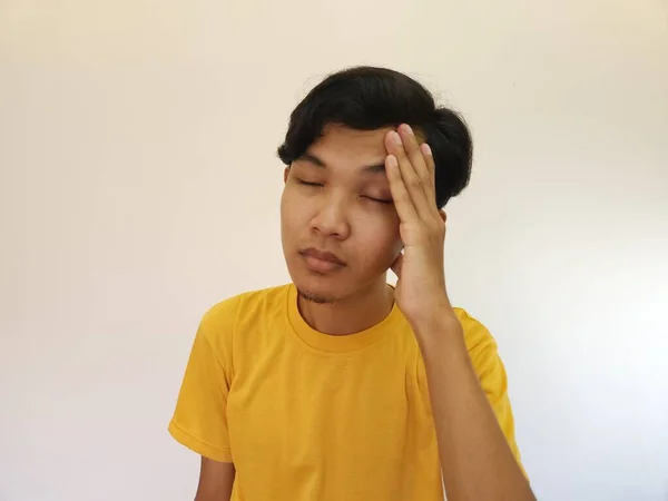 Asiático Homem Segurando Sua Cabeça Estúdio Retrato Doloroso Dor Cabeça — Fotografia de Stock