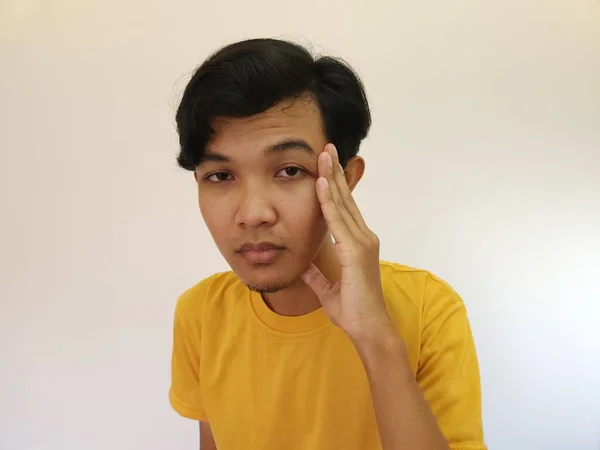 Asiático Homem Segurando Sua Cabeça Estúdio Retrato Doloroso Dor Cabeça — Fotografia de Stock