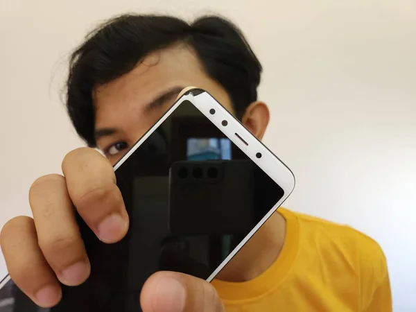 Asiatico Uomo Mostrando Rotto Smartphone Con Crash Schermo Isolato Sfondo — Foto Stock