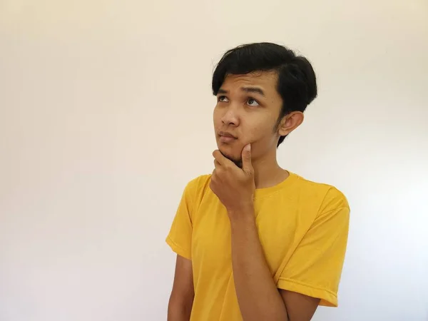 Düşünce Jesti Olan Asyalı Adam Kopyalama Alanı Sarı Gömlek — Stok fotoğraf