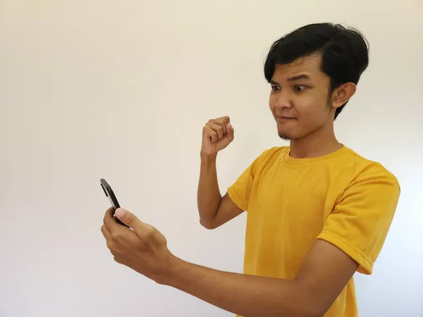 Возбужденный Счастливый Азиатский Человек Использующий Смартфон Выигрыш Лотерею Ставки Получение — стоковое фото