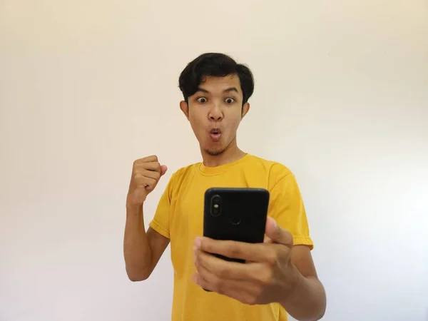 Opgewonden Gelukkig Aziatische Man Met Behulp Van Smartphone Winnende Loterij — Stockfoto