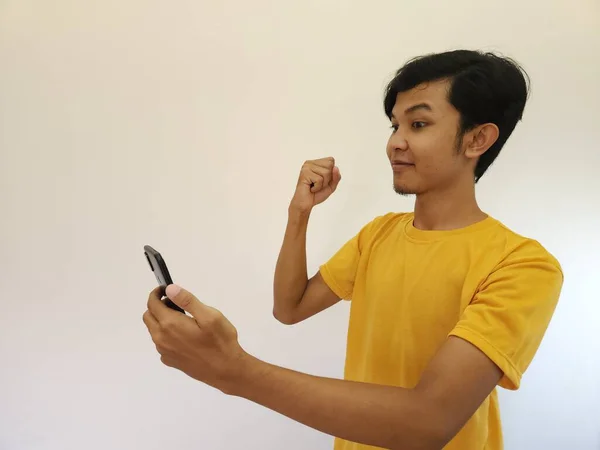 Animado Feliz Asiático Homem Usando Smartphone Ganhando Jogo Loteria Apostas — Fotografia de Stock