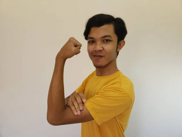 Orang Asia Dengan Gerakan Kuat Menahan Otot Lengannya — Stok Foto