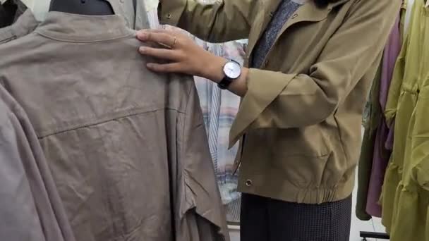 Kobieta Wybierająca Ubrania Sklepie Odzieżowym — Wideo stockowe