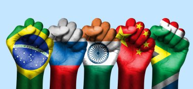 BRICS, beş el, ülkelerin bayraklarıyla, ekonomik bir grup oluşturmak için bir araya geldi