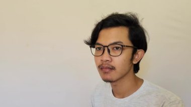 Genç bir adam sıcak kahve içiyor.