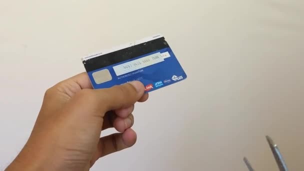 Homem Corta Cartão Crédito Com Tesoura — Vídeo de Stock
