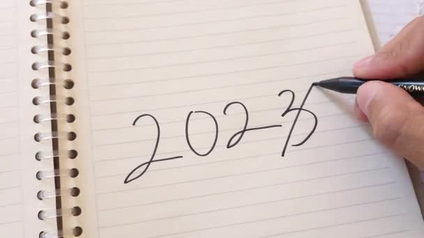 2023 2024 Años Cambiando Concepto Con Escritura Mano Cuaderno — Vídeo de stock