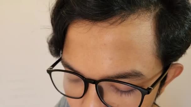 Uomo Con Occhiali Disturbato Dal Vapore Quando Beve Acqua Calda — Video Stock