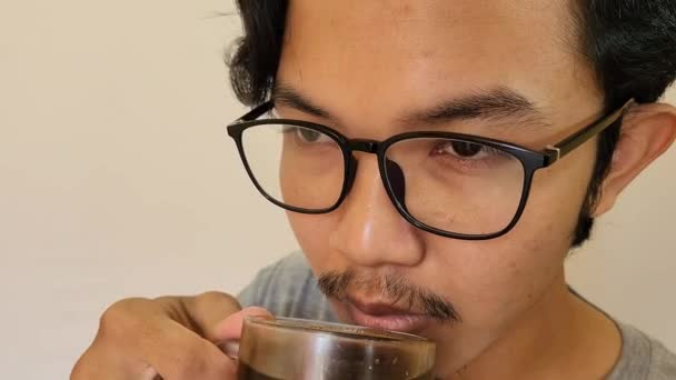 Homem Com Óculos Perturbado Pelo Vapor Beber Água Quente — Vídeo de Stock